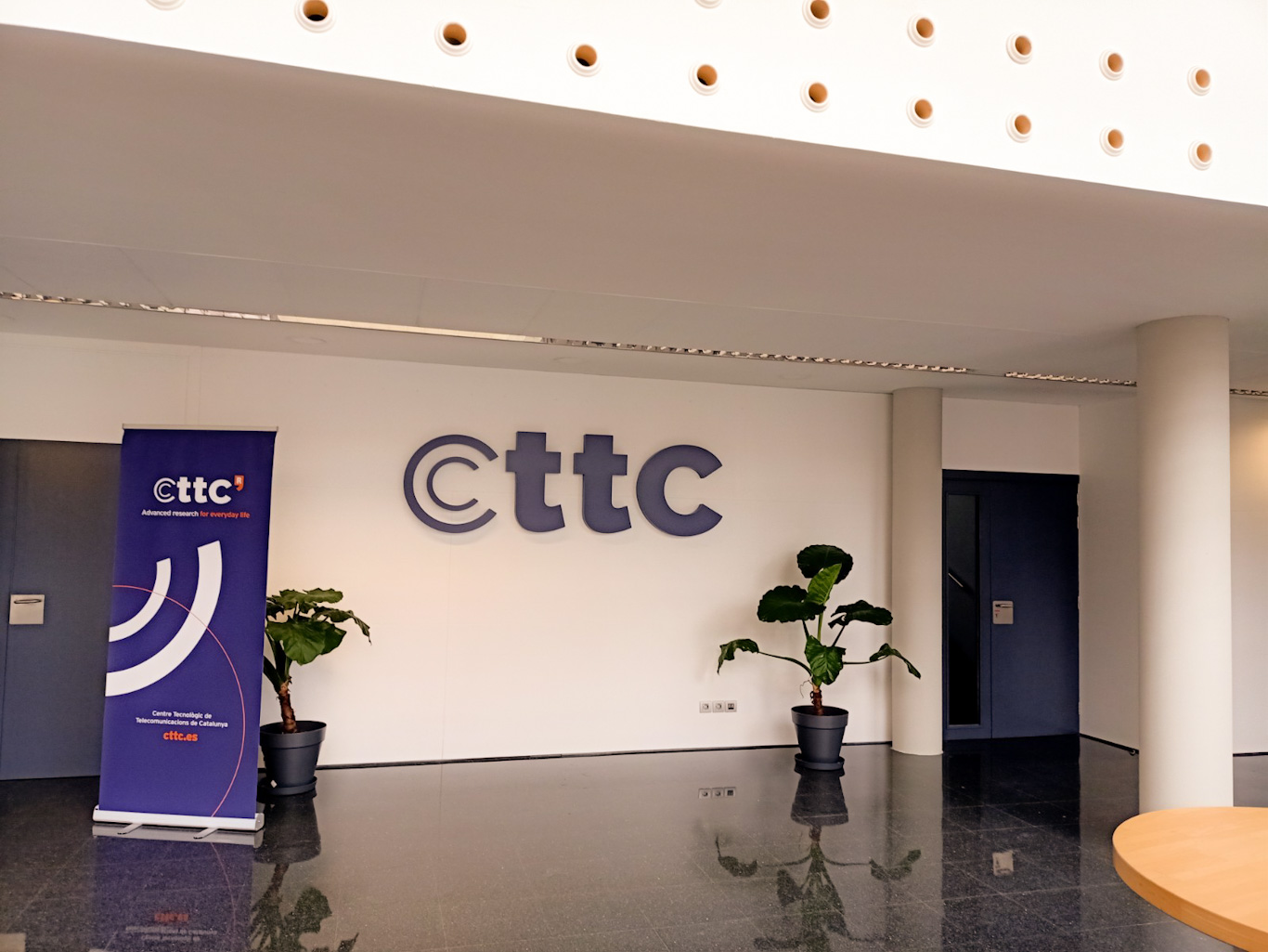 Disseny i producció de senyalització corporativa del CTTC