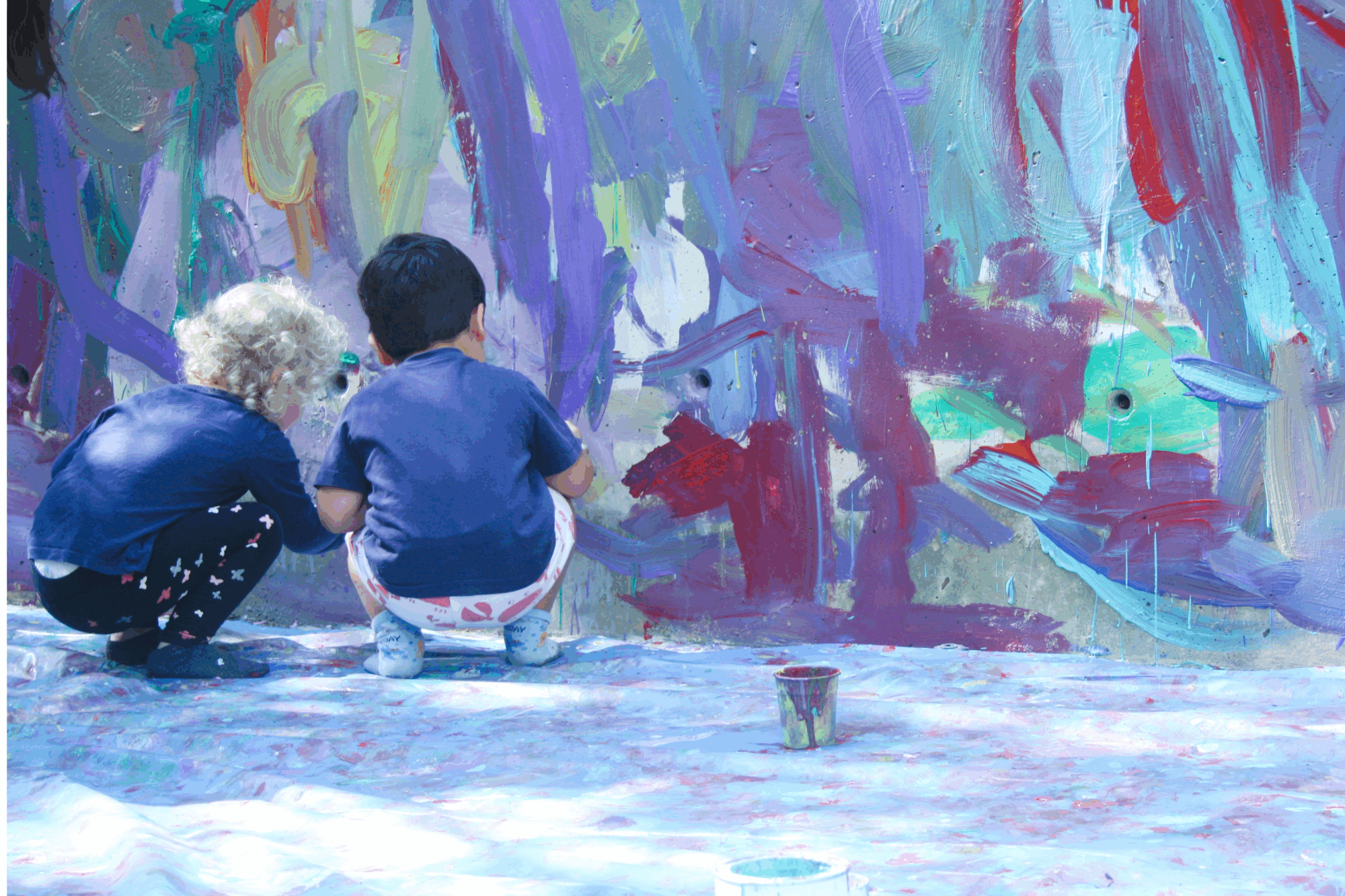 Infants de l'EBM La Mar Xica pintant amb Mariscal